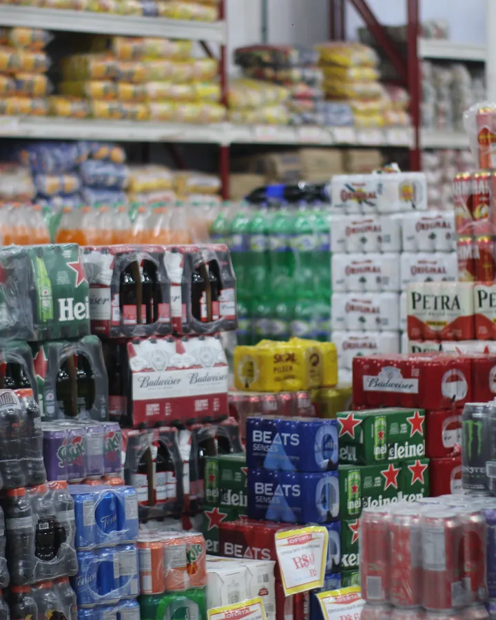 Ilha de bebidas do Kumamoto com caixas de cerveja e refrigerante empilhadas