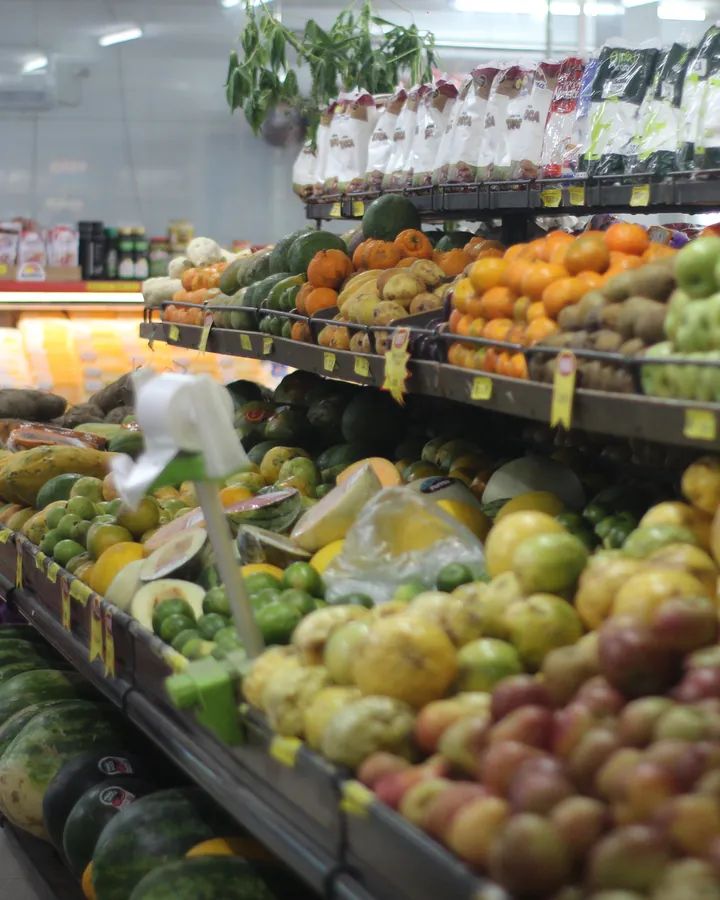 Ilha de hortifruti do Kumamoto com maçãs, mamões, abacaxis e verduras